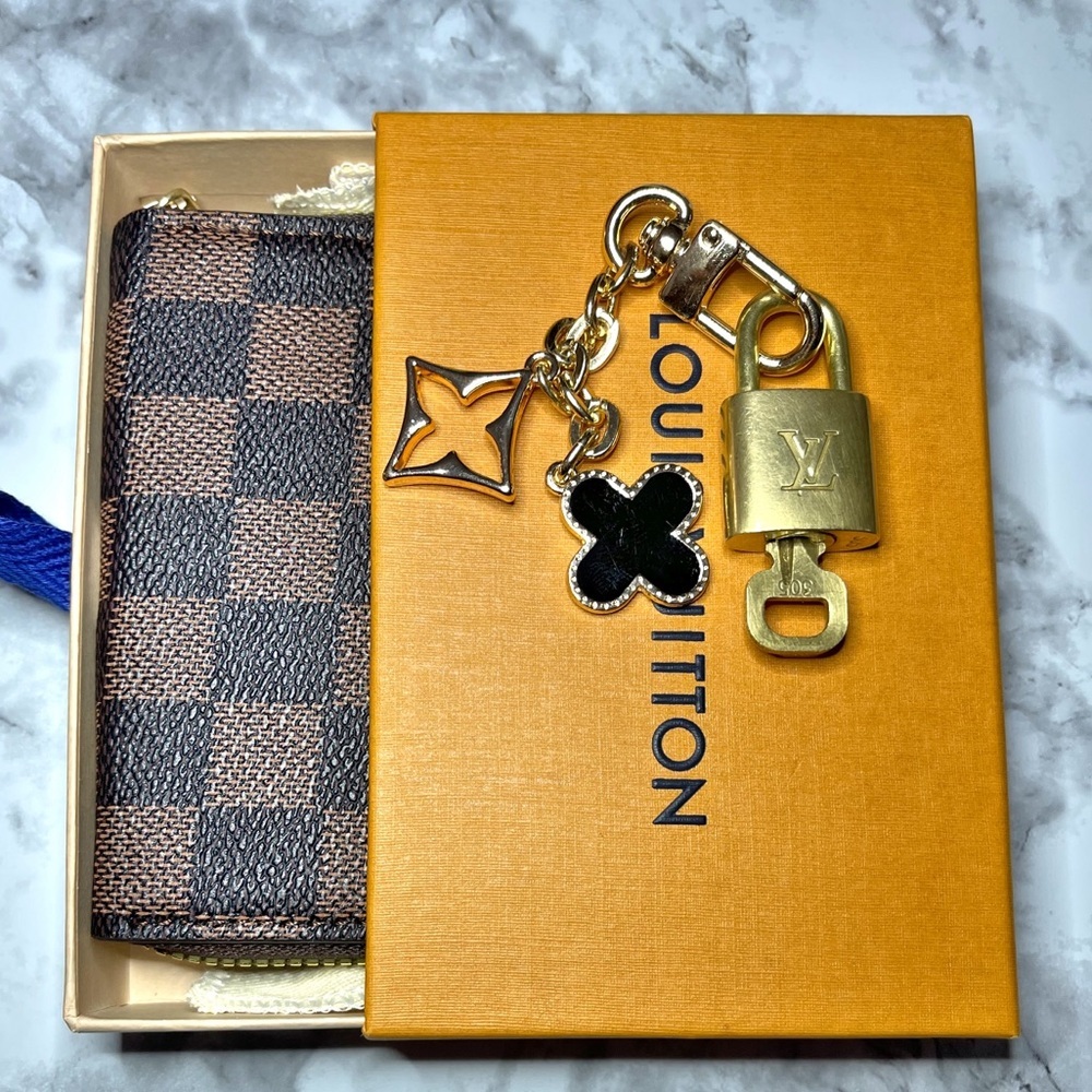 LOUIS VUITTON PadLock & Key #305 with Unbranded Gold & Black Clover Key Chain - Picture 1 of 8
